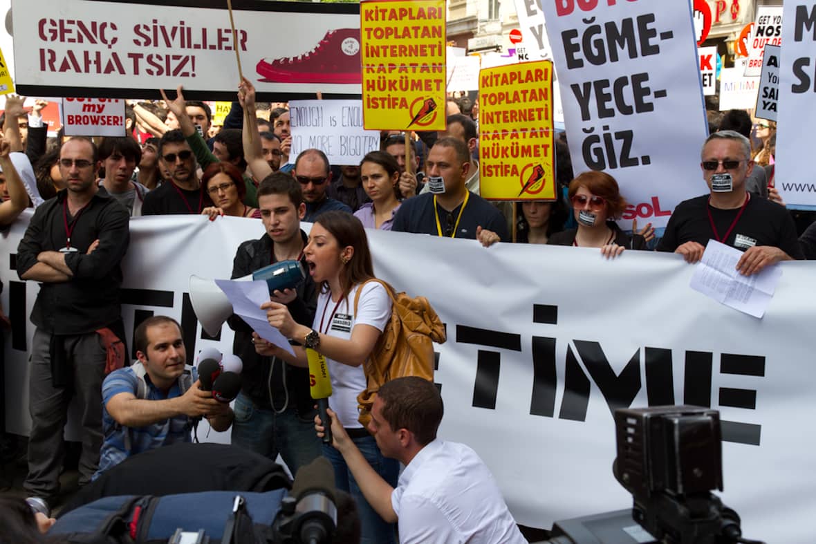 Una donna urla in un megafono come parte di un comunicato stampa durante una protesta contro l'introduzione del filtro contenuti da parte di Tukey