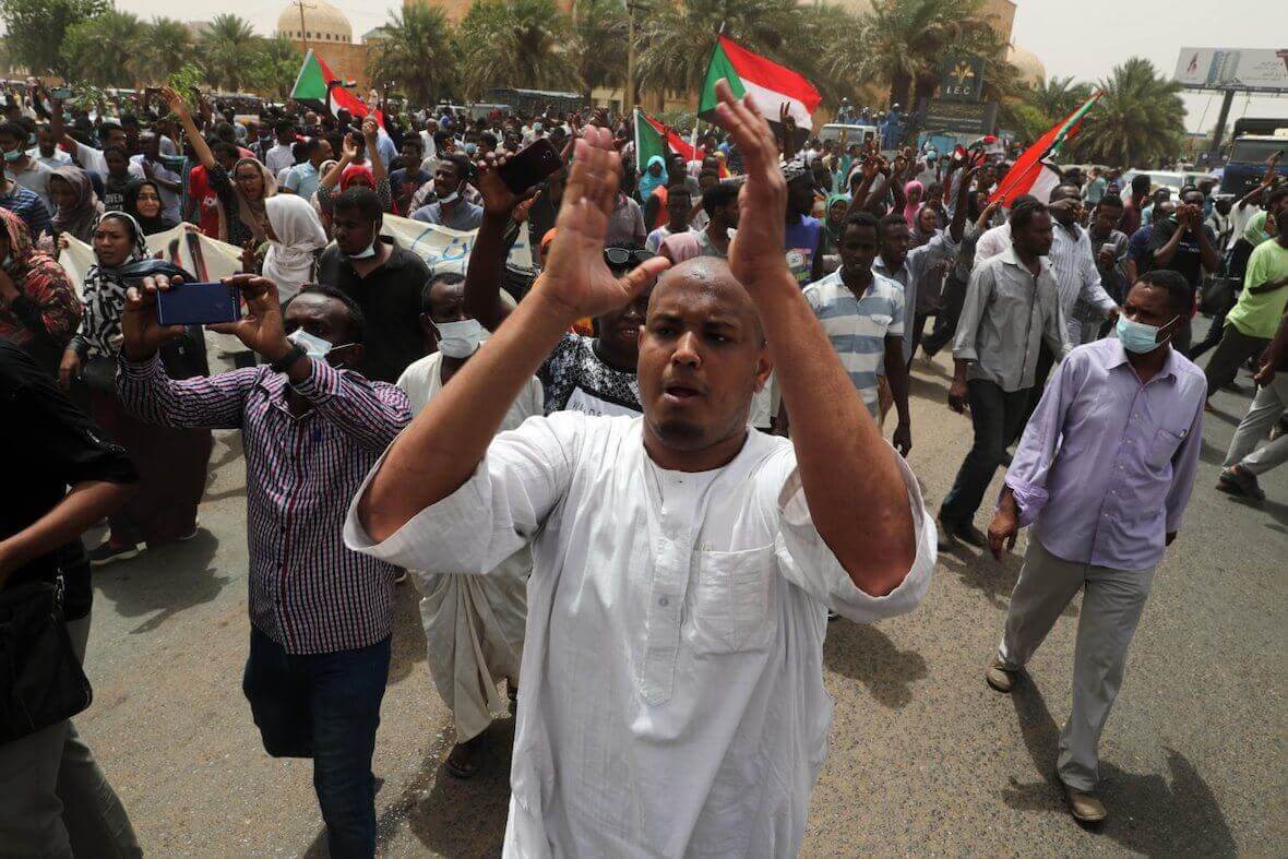 全面的なインターネット停電中に、支配的な暫定軍事評議会（TMC）に対するスーダンの抗議。