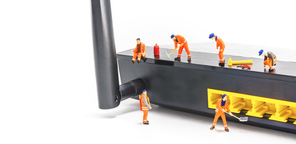 hračky dělníci dělají konstrukci na wifi routeru